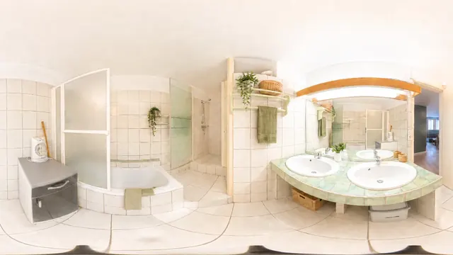 Prévisualisation 360 de la salle de bain avec baignoire et douche d’Arc Immo